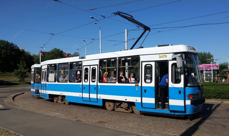 Jedena z moha verzí tramvaje Konstal ve vratislavském nátìru. Vìtšina z nich je modernizovaná a má vnì výklopné troje dveøe.