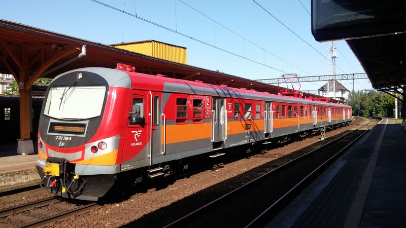 Jedna z mnoha modernizací legendární elektrické jednotky EN57 na nádraží Nadodrze. Regionální vlaky tu provozuje nejvìtší polský dopravce Przewozy Regionalne, který vystupuje pod novou znaèkou Polregio.