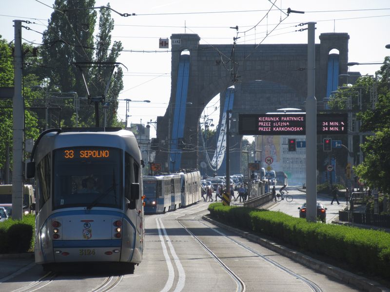 Vytíženou tratí smìrem na východ pøes most Grunwaldzki projíždí kromì páteøní linky 33 také okružní linka 0. Èeské tramvaje Škoda 16T potkáte na vìtšinì linek.