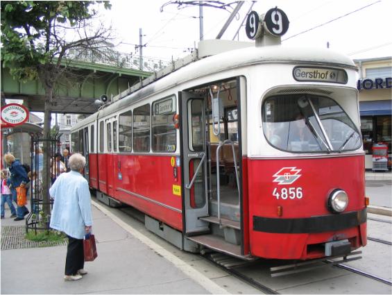 bìžná stará vídeòská tramvaj. Øidièi a øidièky jsou od cestujících oddìleni pouze drobnou zástìrou