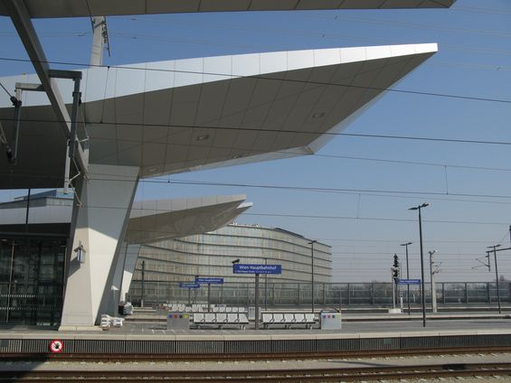 Novému hlavnímu nádraží dominuje vzdušné zastøešení, zajímavé zdálky nebo z ptaèí perspektivy, z pohledu bìžného nádražního cestujícího však nijak zvláš� pozoruhodné.