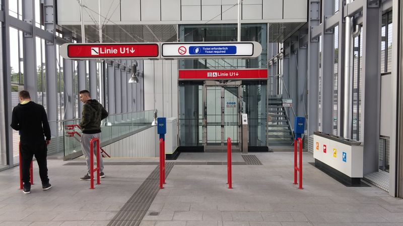Vstup do podpovrchové stanice Aldaugasse. Sem byla od roku 2014 kvùli stavbì metra zkrácena tramvaj 67. Po otevøení nového úseku metra byla zkrácena dále do centra, protože metro tuto linku pøesnì kopíruje.
