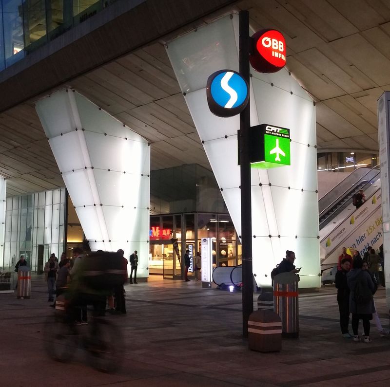 Wien Mitte – pod novým obchodním centrem najdete stanici metra, S-Bahnu i letištního soukromého expresu. Opìt výraznì vyznaèené a i v noci nepøehlédnutelné.