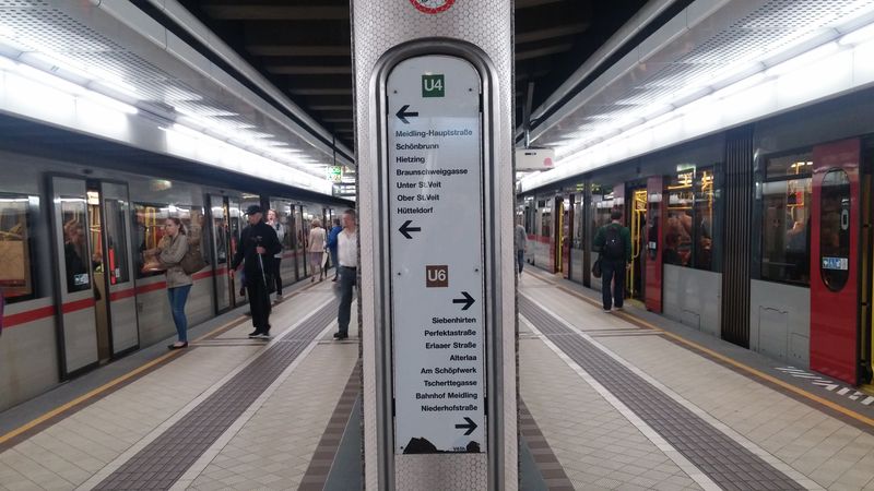 Pøestupní stanice Längenfeldgasse na jihozápadì Vídnì má øešen pøestup mezi linkami U4 a U6 velmi komfortnì - pøestupuje se zde systémem hrana-hrana. Nutno podotknout, že linka U6 se podobá spíše tramvaji než metru.