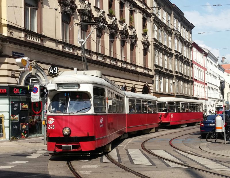 Na lince 49 potkáte nejstarší typ vídeòských tramvají vèetnì vleèných vozù. Od novìjšího se liší na první pohled menšími okny nebo jiným typem dveøí. Dlouho oèekávaná dodávka nových tramvají Flexity, které se nyní ještì testují bez cestujících, pošle tyto ikonické tramvaje na zasloužený odpoèinek. Celkem jich má být z vídeòské továrny Bombardier dodáno 156 do roku 2026.