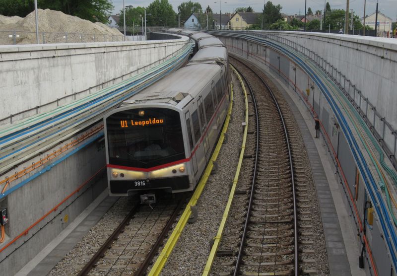 V záøí 2017 byla prodloužena linka U1 o 4,5 km dále na jih do stanice Oberlaa. Nový úsek je veden èásteènì na povrchu a je na nìm 5 stanic ve vídeòském standardu. Metro nahradilo tramvajovou linku 67, která byla zkrácena do zastávky Reumannplatz.