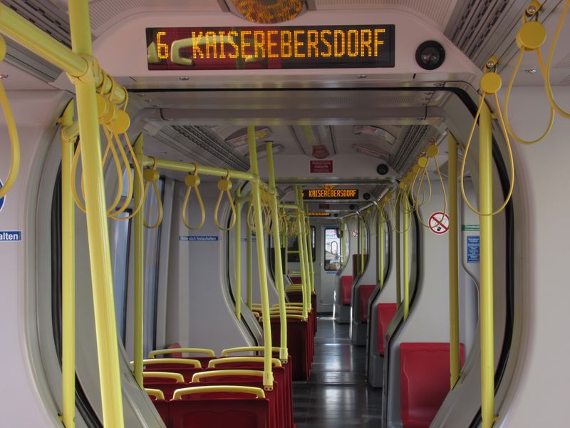Z dùvodu rostoucího vytížení tramvají možná i vlivem zlevnìní roèního jízdného v roce 2012 bylo ze všech dlouhých tramvají ULF odstranìno 6 sedaèek z druhého a posledního èlánku pro zvýšení celkové kapacity.