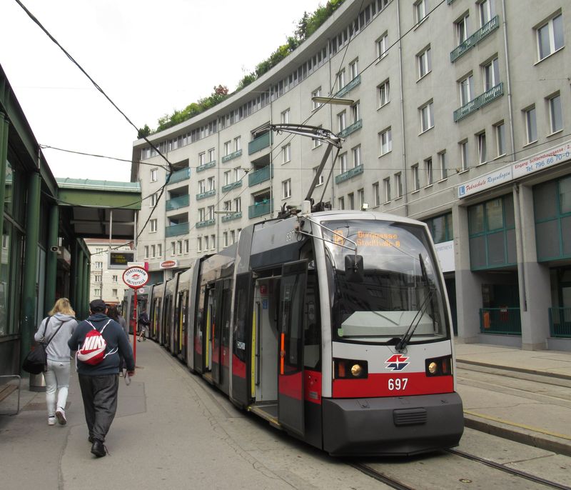 Dlouhá tramvaj ULF na koneèné linky 18 Schlachthausgasse. Poblíž se nachází muzeum MHD. Dlouhých tramvají ULF jezdí ve Vídni 201, první z nich už oslavily 20 let provozu.