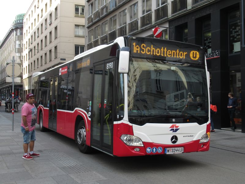 Nové Citaro v novém jednotném vídeòském designu v historickém jádru Vídnì uvnitø tramvajového okruhu, které køižují tøi autobusové linky. Dvì z nich jsou obsluhovány elektrobusy.