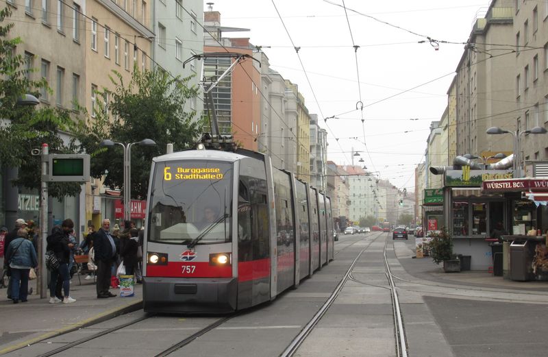 U stanice metra Reumannplatz jižnì od centra ve ètvrti Favoriten se v záøí 2019 odehrála zmìna linkového vedení tramvají. Krátká linka 67, z níž po prodloužení metra U1 zùstala jen èást, byl zrušena a nahrazena novou linkou 11, která dále ve východní èásti Vídnì nahradila linku 6, jež byla zkrácena do ètvrti Simmering.