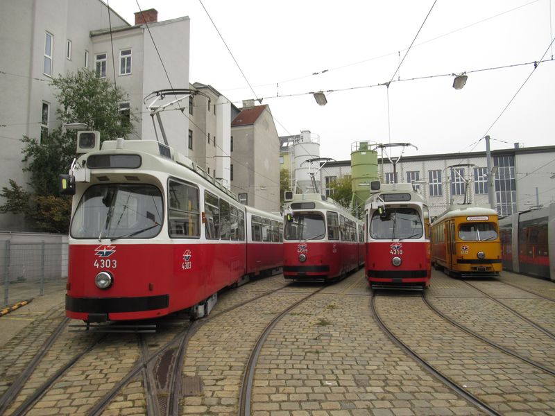 Tramvaje typu E2 odpoèívají ve vozovnì Favoriten. Tyto vozy z 80. let budou ve Vídni ještì pár let jezdit, než dorazí všechny nové Flexity, které by je mìly nahradit. Konec se však pomìrnì rychle blíží pro poslední vozy staršího typu E1.