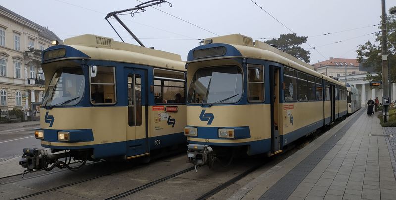 Jižní koneèná zastávka pøímìstské tramvaje uprostøed lázeòského mìsteèka Baden. Tramvaje tu konèí na kolejovém pøejezdu a do Vídnì se odtud jezdí každých 15 minut. Tramvaje jsou zpravidla spøahovány do dvojic, vždy nový a starý vùz, aby byla zajištìna nízkopodlažnost.