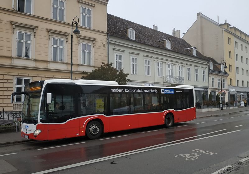 Nové Citaro ve vídeòských barvách v majetku badenského dopravce WLB provozujícího hlavnì pøímìstskou tramvaj do Vídnì. Kromì toho provozuje také 3 místní linky v Badenu (A, B, C)  také 3 regionální linky mezi Badenem a Vídní.