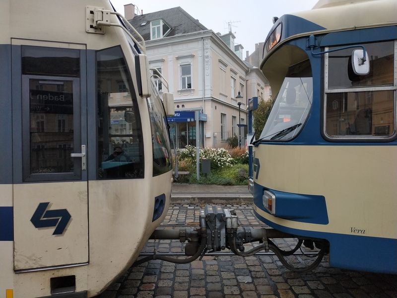 Detail spojení staré a nové tramvaje na pøímìstské lince Vídeò – Baden. Starší typ od SGP byl vyroben v letech 1977-1993 v poètu 26 kusù. Dvì tramvaje už jsou rozebrané na náhradní díly.