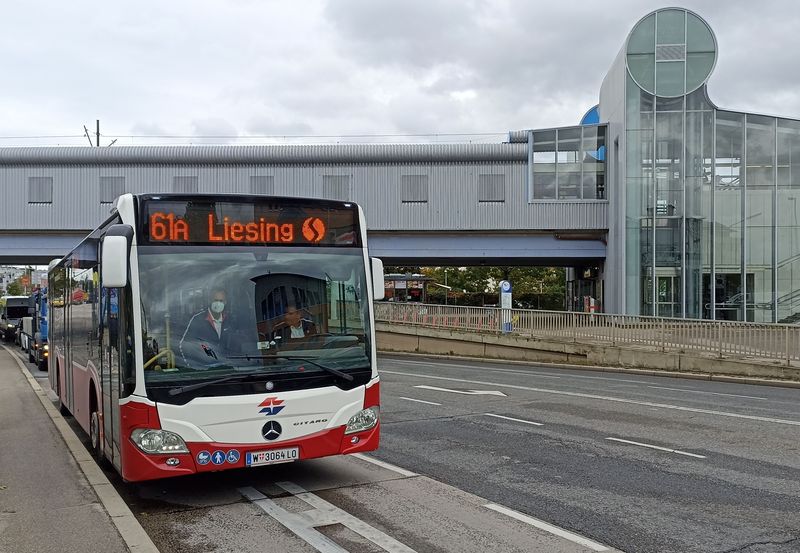 Na jižním pøedmìstí Vídnì vznikla v záøí 2022 nová autobusová linka 61A, která spojuje stanice S-Bahnu, metra i badenské vlakotramvaje a zlepšuje dostupnost místních ètvrtí novými zastávkami.