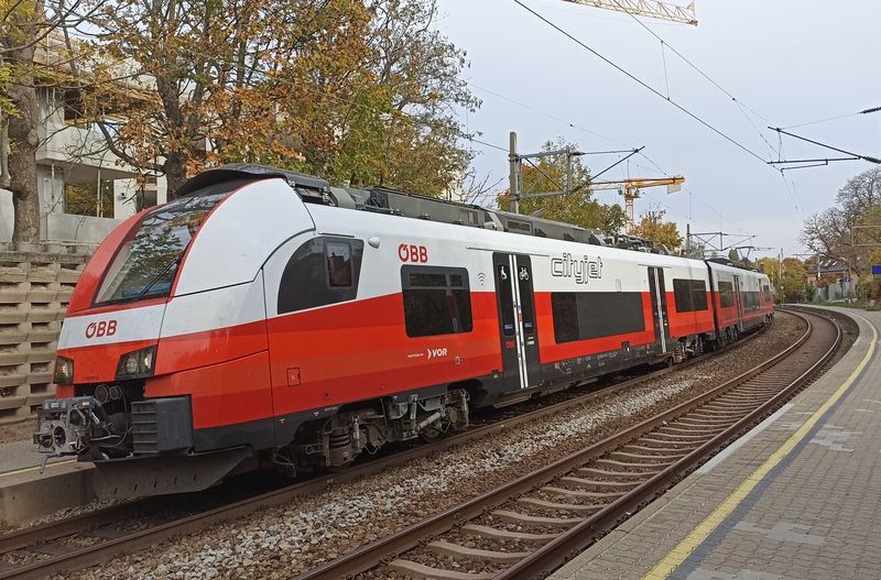Jedna ze 130 nových elektrických jednotek rakouského národního dopravce na tangenciální lince S80 z pøestupního uzlu Hütteldorf na západì Vídnì podél jejích jižních pøedmìstí pøes Hlavní nádraží až do stanice Aspern na východním kraji linky metra U2.