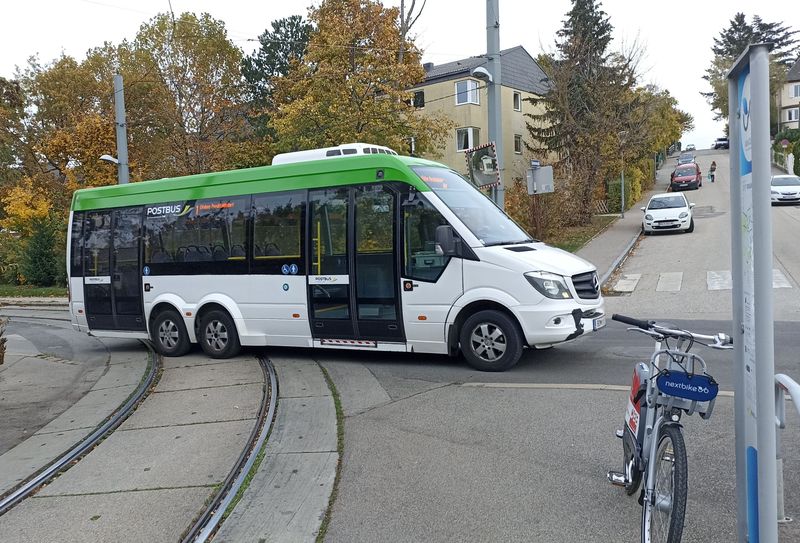 Dopravce Postbus provozuje na regionálních linkách také tyto minibusy Mercedes-Benz. Jeden z nich byl zachycen na koneèné tramvajové linky 60 ve ètvrti Rodaun, kde kdysi konèila místní regionální železnice / tramvaj.