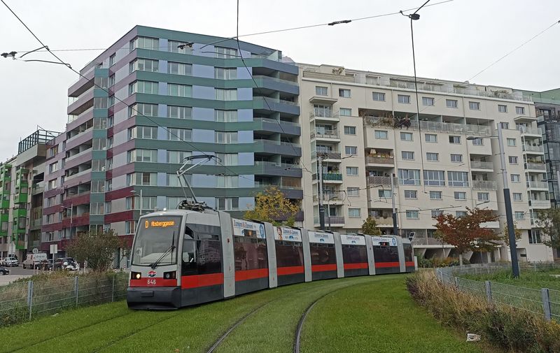 Jedna z 201 nejdelších tramvají ULF projíždí novou tratí pro linku D, která funguje od prosince 2019 a obklopuje jí nová obytná zástavba.