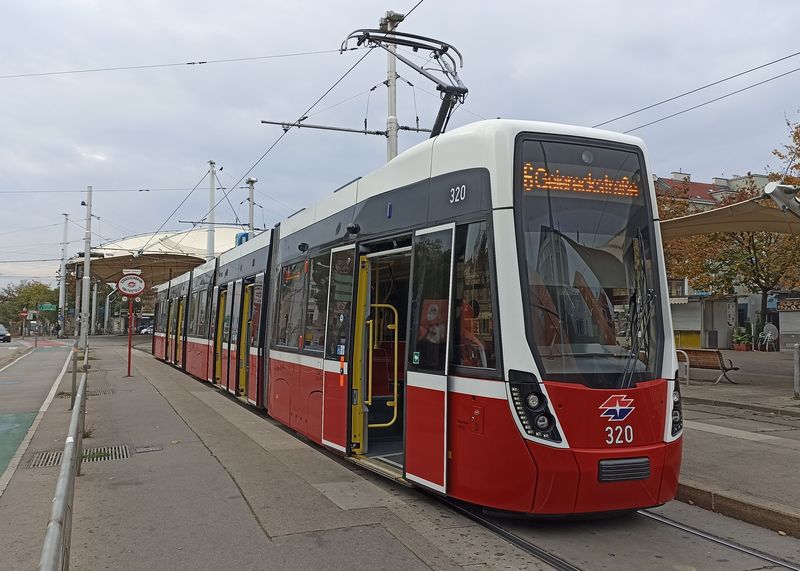 Nové tramvaje Flexity od Bombardieru pomalu zaèínají obsazovat jednotlivé linky. První vyjela v roce 2018 a do konce roku 2022 jich bylo dodáno už 39. Celkem jich Vídeò do roku 2025 dostane 119.