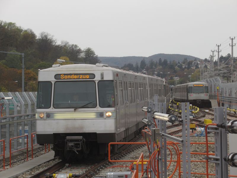 Legendární vlaky pùvodního metra typu U „Støíbrný šíp“ jezdí stále v plné síle. Doplnit by je mìlo 34 nových vlakù, které budou dodávány do roku 2030 hlavnì pro nové stanice na linkách U2 a na zcela novou linku U5. Èásteènì ale nahradí i tyto stroje.