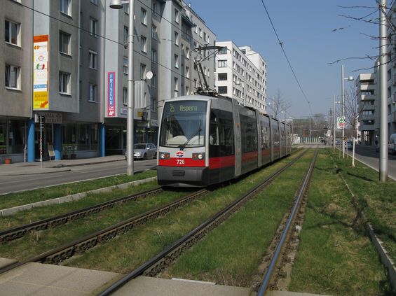 Nová tramvajová propojka severnì od stanice metra Kagran v levobøežní èásti Vídnì. Namísto jedné linky jezdí v této oblasti linky 25 a 26, linka 26 po zcela nové trati napojující se na nový úsek metra U2.