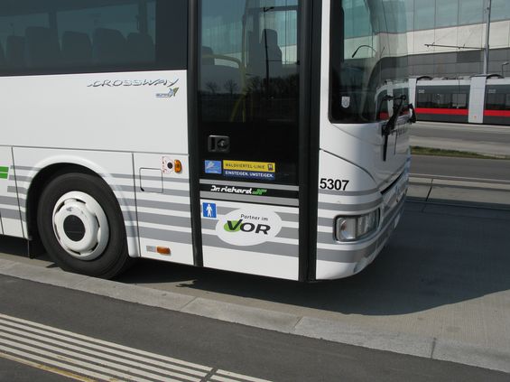 Autobusy zapojené do integrovaného systému VOR jsou takto oznaèeny pøíslušnými logy. To se netýká mìstských autobusù ve Vídni, jejichž jednotícím znakem je èervený nátìr.