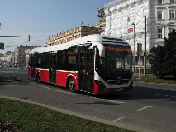 Dalším pøíspìvkem k ekologické dopravì v centru Vídnì je autobusová linka 4A zaèínající poblíž Karlova námìstí a využívající zèásti zrušenou tramvajovou tra�. Na lince 4A jezdí tyto autobusy Volvo s hybridním pohonem.