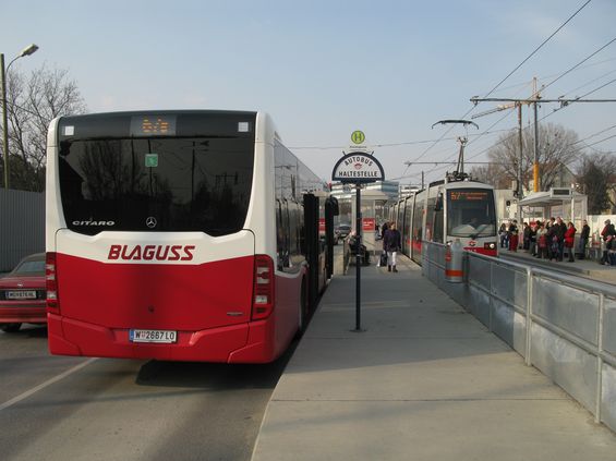 Vzorný "bezešvý" pøestup mezi tramvají 67 a náhadní autobusovou linkou 67E. Zkrácení tramvaje od února 2014 je zpùsobeno stavbou nových stanic metra U1, kvùli nimž se do zrušeného úseku tramvaje již nevrátí.