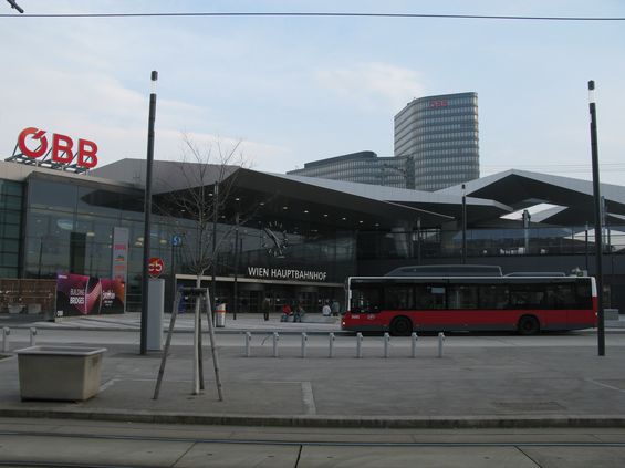 Nové hlavní nádraží se stalo multimodálním pøestupním uzlem. Pøestupovat tu mùžete mezi dálkovými vlaky, místními vlaky S, metrem, tramvajemi, mìstskými i regionálními autobusy. Nové hlavní nádraží umoòuje prùjezd dálkových i pøímìstských vlakù skrz Vídeò.