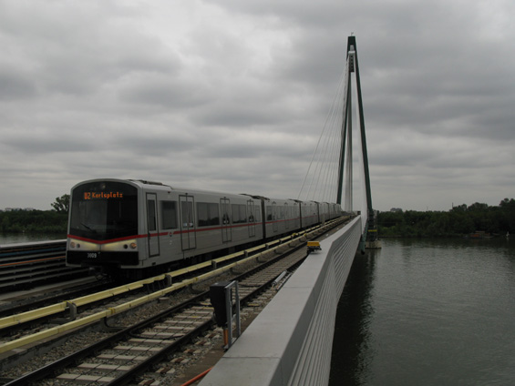 Nejnovìjší úsek linky U2, otevøený na sklonku roku 2010, pøekonává Dunaj a míøí do stanice Aspernstrasse. Celý nový úsek vede po nadzemním viaduktu.