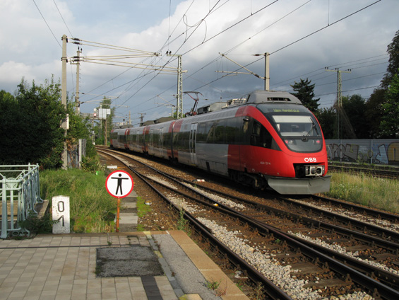 Linka S45 vídeòského S-Bahnu se vymyká ostatním vlakovým linkám. Neprojíždí spoleènou páteøní tratí pod centrem Vídnì, a pøesto má sama o sobì krátký interval a využívá tra� jedné z prvních linek mìstské železnice. Ta tvoøí tangentu západnì od podobné linky U6, která se by� s podobnì uspoøádanými nadzemními stanicemi snaží tváøit jako metro.