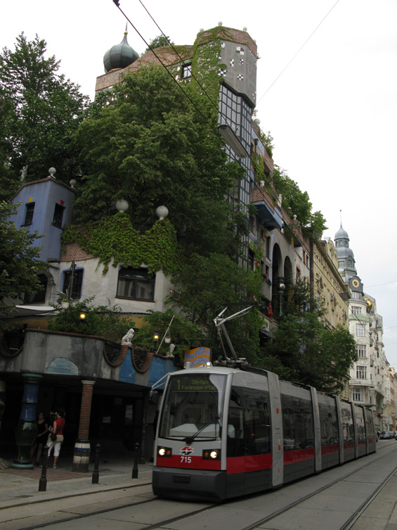 Delší verze tramvaje ULF (35 m) pózuje pøed magnetem na turisty - avantgardním domem od výstøedního architekta Hundertwassera.