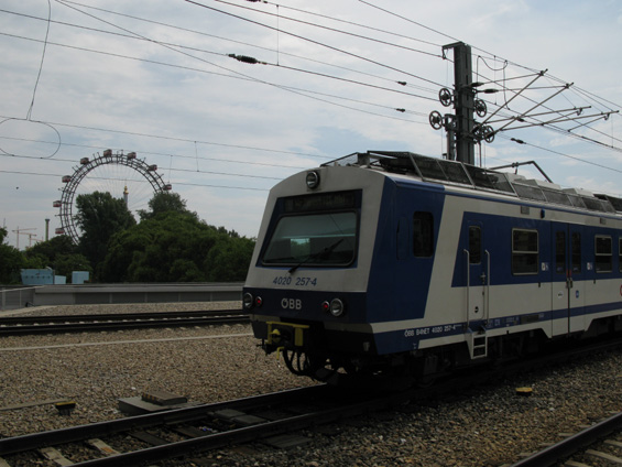 Klasická modrobílá jednotka vídeòského S-Bahnu vjíždí do rekonstruované stanice Praterstern. Soupravy pocházejí z 80. let.