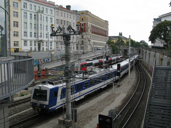 S-Bahn vjíždí do podpovrchové stanice Wien Mitte. Nad ní a okolo ní probíhá výstavba multifunkèního centra, kvùli kterému je nyní pøístup do stanice pomìrnì komplikovaný.