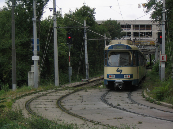 Zde vidíte místo, kde se pøímìstská tramvaj WLB odpojuje od tramvajové sítì a pøechází na železnièní tra�.
