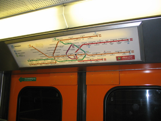 Prosvìtlený plánek sítì metra najdete nad každými dveømi vozù staršího typu.