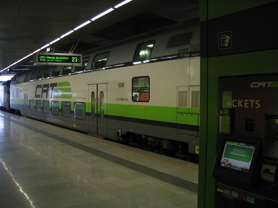 Z podzemní stanice Wien Mitte vyjíždìjí každou pùlhodinu zelené vlaky CAT na letištì.