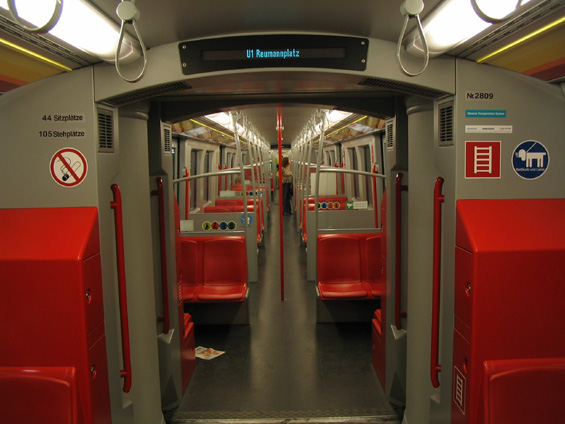 Umìlohmotný interiér nové prùchozí soupravy metra.