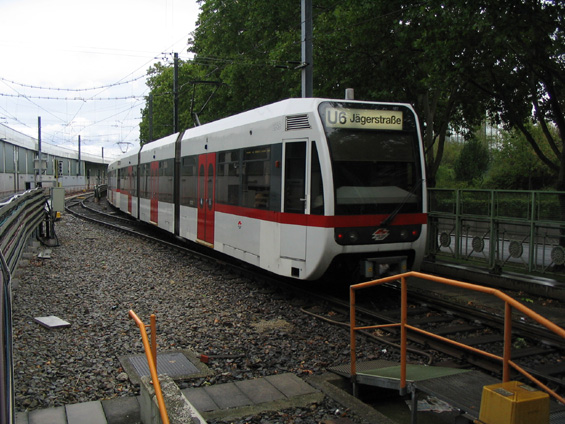 Nové vozy pro linku U6 jsou nízkopodlažní a tøíèlánkové. Stanice Michelbeuern.