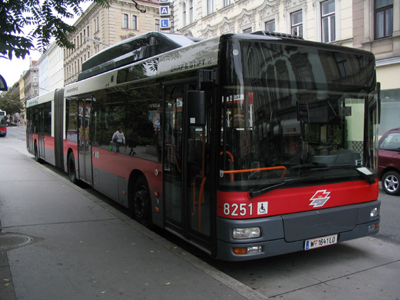 Kloubový autobus MAN, alias Gräf & Stift jezdí na stlaèený zemní plyn. Zastávka Reumannplatz.