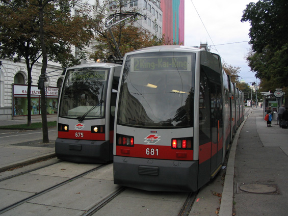 Tramvaje ULF obsluhují o víkendu i okružní linky 1 a 2 kolem historického jádra Vdnì.