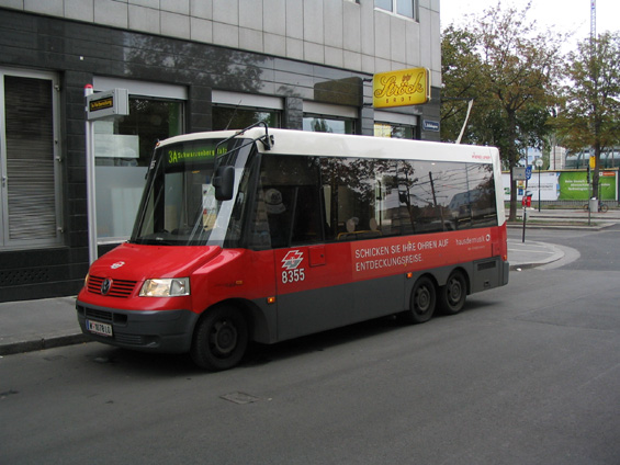 Nízkopodlažní mikrobusy jezdí novì na linkách 1A a 3A. Zde koneèná linky Schottenring.