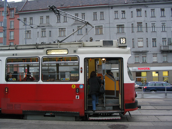 Otevøenou kabinu øidièe staré tramvaje dokumentuje tento snímek ze zastávky Südbahnhof.