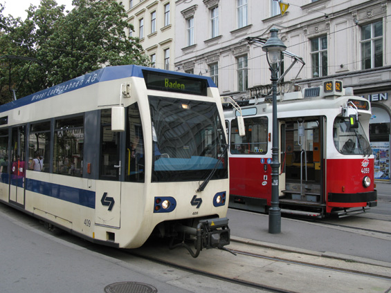 Vlakotramvaj WLB na koneèné u vídeòské opery. Linka vede mezi Operou a nádražím Meidling po spoleèných kolejích s vídeòskými tramvajemi, pak se ostamostatní a po železnièním tìlese uhání dál na jih do Badenu.