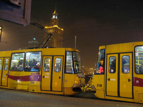 Vyspìlejší verze typické polské tramvaje Konstal pøed výbornì nasvìtlenou dominantou Varšavy. Tramvajové tratì v centru Varšavy jsou naštìstí oddìleny od ostatního provozu. Jinak by byly beznadìjnì utopeny v nekoneèných zácpách.