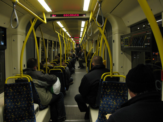 Interiér vydaøené celonízkopodlažní polské tramvaje PESA. Vypilovanìjší verze této tramvaje se již brzy stane základem vozového parku varšavských tramvají.
