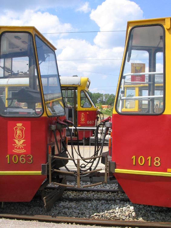Polská klasika - tramvaje Konstal 105N. Detail bezpeènostní úpravy proti pøelézání spøáhel.