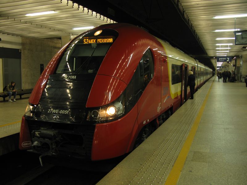 Varšava vlastní mìstského provozovatele vlakù, spoleènost SKM, která provozuje linky S za pomoci 32 nových nízkopodlažních elektrických jednotek od firem Newag a Pesa. Linky S projíždìjí také centrálním železnièním tunelem pod støedem mìsta.