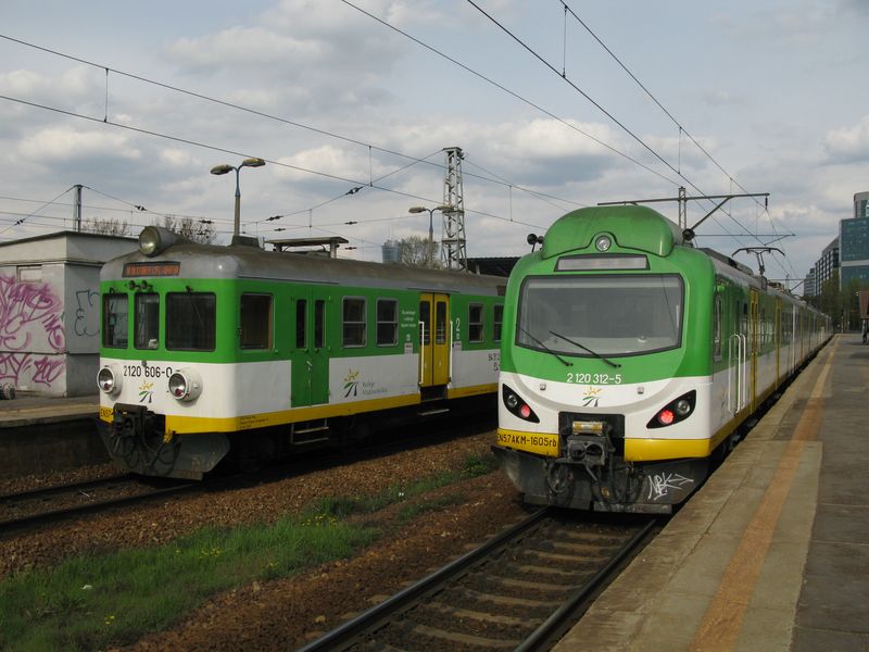 Vlaky SKM jsou integrovány plnì, ostatní zelenožluté vlaky KM (linky R) pouze èásteènì (jsou objednávány Mazovským vojvodstvím a ZTM u nich domluvilo uznávání dlouhodobých a turistických jízdenek). Firma KM jezdí na regionálních linkách buïto s pùvodními nebo modernizovanými legendárními elektrickými jednotkami EN57 nebo s novými nízkopodlažními vlaky Stadler.