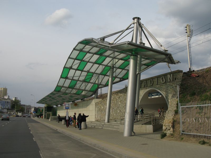 Nová zelená stanice Stadion Narodowy vyrostla také poblíž nového národního stadionu, kde se v roce 2012 konal fotbalový šampionát. Novì tady zastavují také pøímìstské vlaky.